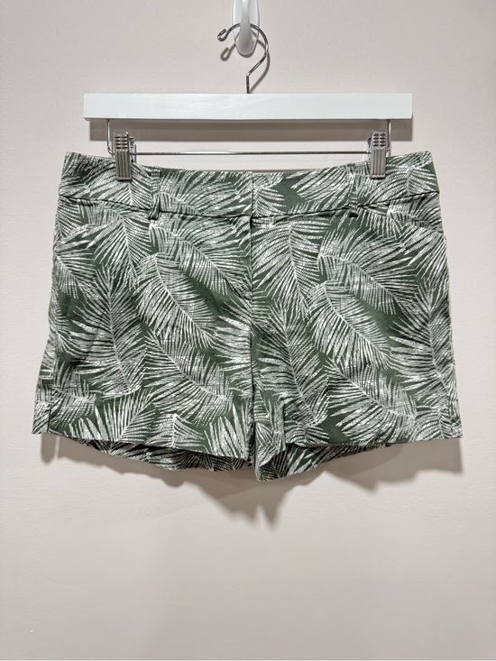 White House Black Market Pants - White House Black Market Tropical Palm Ferm Shorts Green 5” Stretch Size 6
